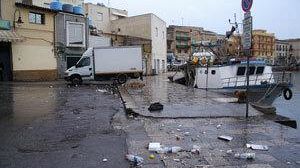 Rifiuti e commercio abusivo di pesce; piazzetta dello scalo offre sempre lo stesso spettacolo, nonostante la chiatta