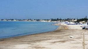 Sciacca, volontari puliscono la spiaggia e trovano dell'hashish
