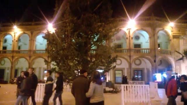 VIDEO – Nel Week end ancora spoglio il cipresso di Natale. Mercatini con poco appeal