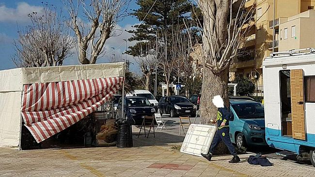 VIDEO – Sul lungomare Mazzini nuovi venditori ambulanti di panini da altre città.
