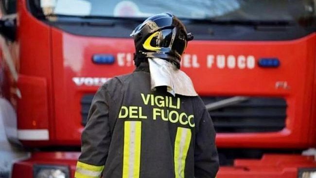 Cade da 80 metri, arbusti lo salvano