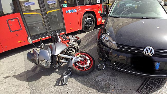 Scontro auto-moto in via Benedetto Valenza