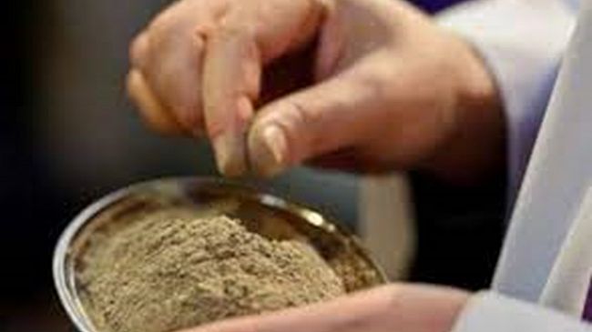 Cenere sulla fronte e reazioni allergiche, parla Don Giacomo Putaggio 