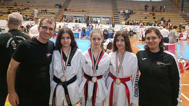 Taekwondo, i Fighters trionfano nelle categorie femminili: tre ori a Catanzaro