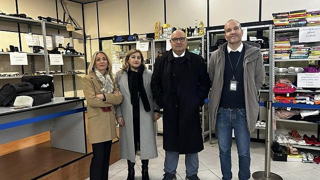 L'asta degli oggetti smarriti presso l'aeroporto Falcone-Borsellino di Palermo