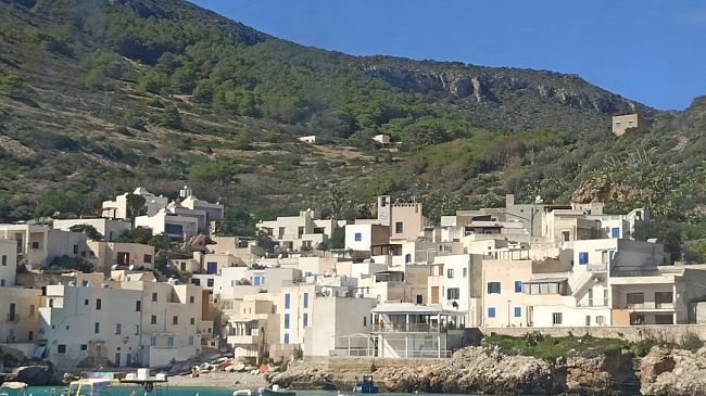 Levanzo, un museo e il mare blu
