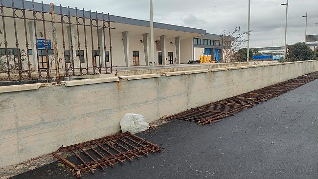 Mazara, crollata recinzione esterna del mercato ittico all'ingrosso del porto nuovo