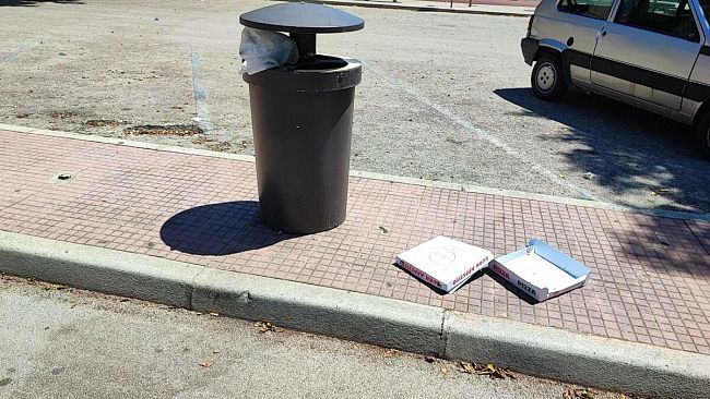 Erice, Piazza Pertini tra  sporcizie e ineducazione dei cittadini
