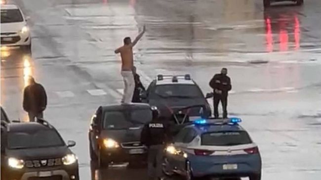 Trapani, semina il panico in città e poi sale sul tetto dell'auto