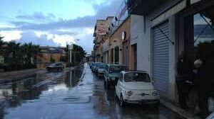 Manca ancora la pensilina nella fermata autobus: grossi disagi per i pendolari