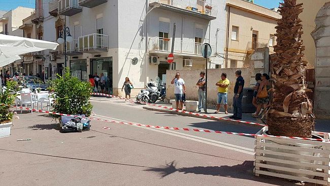 VIDEO – Mazara, valigie sospette abbandonate in Corso Umberto I. Interviene la Polizia