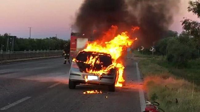 A29, auto in fiamme in prossimità dell’uscita per Mazara del Vallo.
