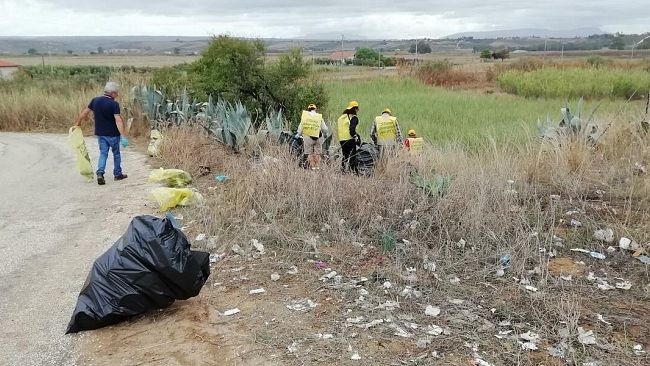 I volontari del circolo Crimiso di Legambiente ripuliscono la foce del fiume Belice