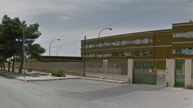 Mazara, rissa a scuola ripresa da un cellulare. Quando il bullismo diventa cybershow…