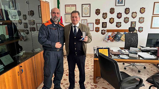 Guardia Costiera Mazara: consegnata medaglia d'onore per lunga navigazione a Vincenzo Calandrino 