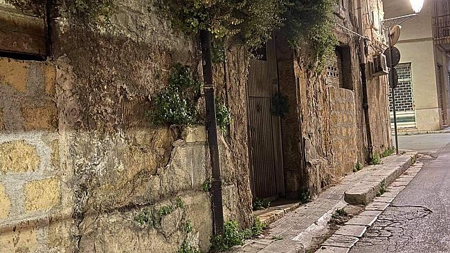 Il lettore segnala: crollo di calcinacci dal Vecchio Palazzo