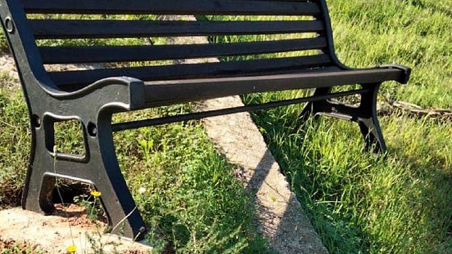 ​Divelte panchine nuove a Triscina. Sindaco: “Atto incivile contro la città”