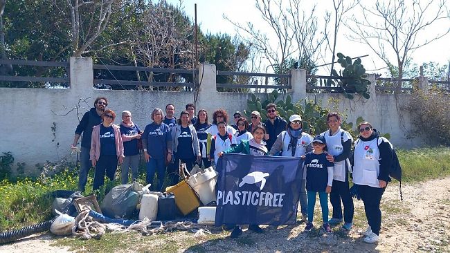 Volontari di Plastic free ieri in azione per ripulire la spiaggia di Triscina 