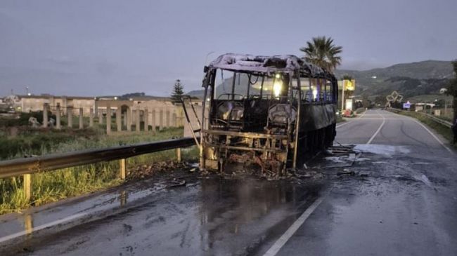 Pullman di Autoservizi Salemi in fiamme sulla Statale 188