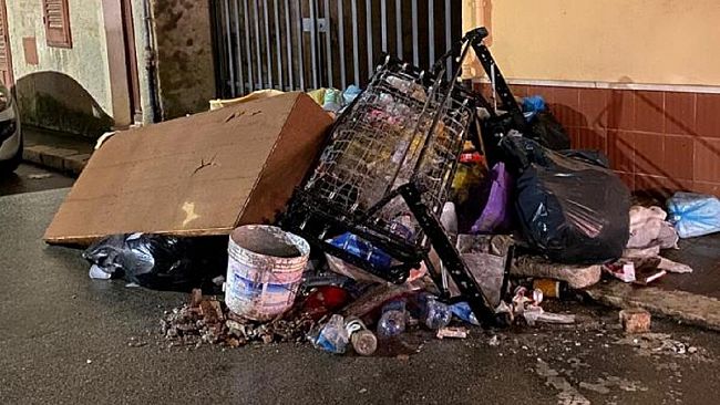  Una nuova discarica in piazza Archimede, in pieno centro storico