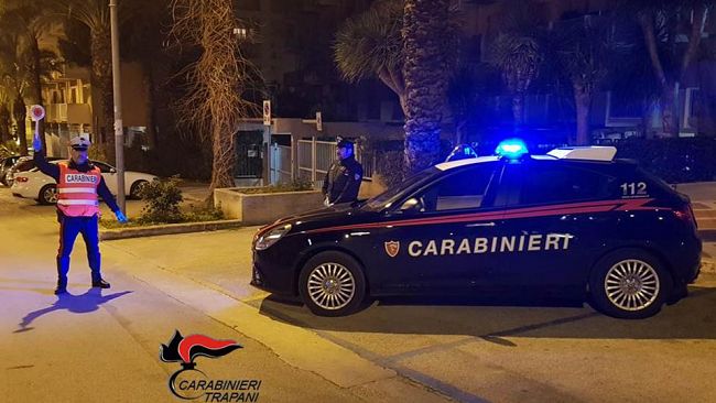 Ruba una tessera bancomat e preleva 2400 euro, denunciata colf 62enne