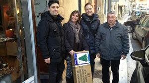 CASTELVETRANO – Distribuiti gli alberi di Natale ai commercianti del centro storico