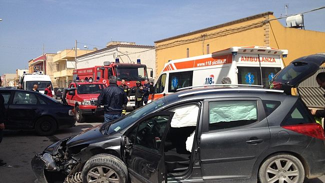 Marsala, rocambolesco incidente sulla Ss115. Paura per un’auto a gas finita contro autoscuola