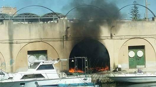 Incendio, forse di natura dolosa, in magazzino, abbandonato, lato fiume dello Stadio Vaccara