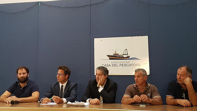 VIDEO – Mazara, rientrati i due marittimi dell’Anna Madre. Incontro alla Casa del Pescatore