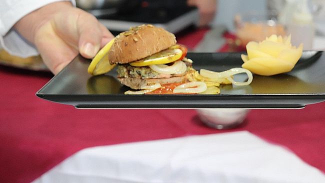 Un hamburger con i grani antichi e la sarduzza di Selinunte. Alberghiero e Capuana-Pardo insieme per la Sarduzza Fest