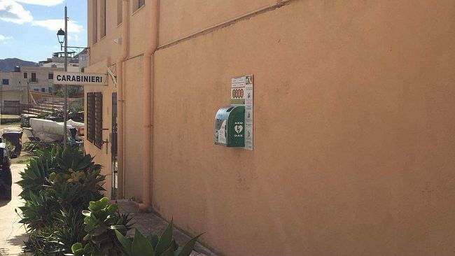Marettimo, installato il defibrillatore donato da un turista