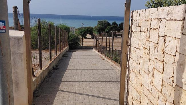 cancello-rimosso-ad-alcamo-marina-la-vardera-esulta-e-ringrazia-anche-il-sindaco-surdi-storia-chiusa