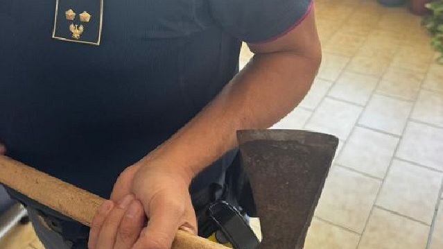 ​Irrompe in un bar con una accetta per la musica troppo alta, denunciato