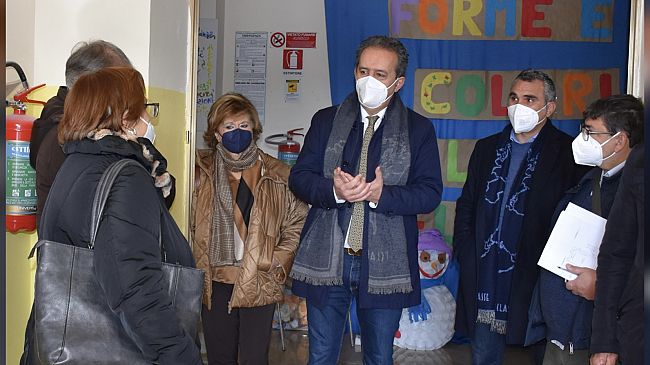 Atti di vandalismo in 2 plessi scolastici. In corso la pulizie delle aule