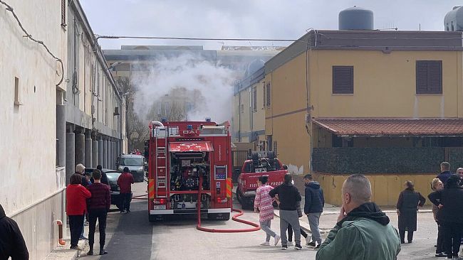Ancora gravi le condizioni della donna ferita nell’incendio di ieri