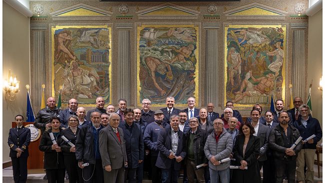 Consegnate le medaglie per lunga navigazione ai marittimi trapanesi