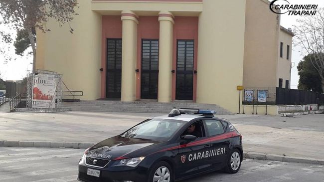 Coltello alla mano tenta di rapinare un’attivita’ commerciale, arrestato