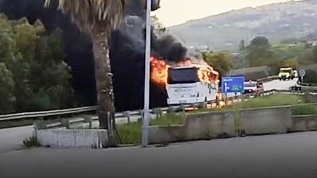 pullman-distrutto-dalle-fiamme-nel-tratto-della-ss188-fra-salemi-e-gibellina