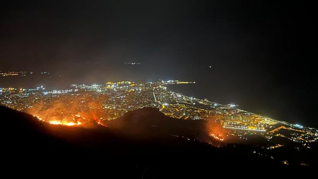 Erice, il triste risveglio della montagna dopo una notte di fuoco
