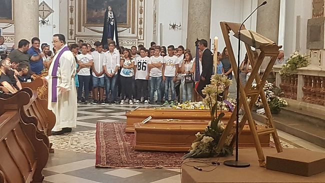 Mazara, commozione e strazio al funerale del nonno e nipote morti nell’incidente sull’A29