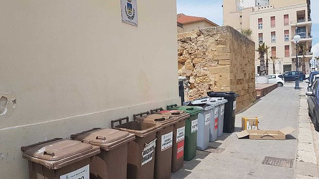 Rifiuti, Emergenza organico ma anche molta inciviltà. Assessore Agate: “sposteremo quei cassonetti da piazza Mokarta