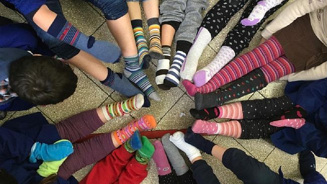 “Giornata dei Calzini spaiati 2019”. I bambini dell’I.C. “Lombardo Radice- Pappalardo” sui valori della Diversità e dell’Amicizia.