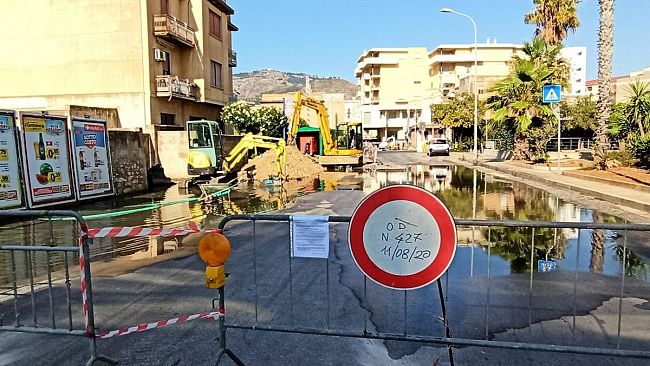 Trapani, salta la condotta fognaria. Traffico in tilt e strada chiusa