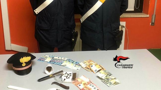 Trapani, continuava l’attività di spaccio nonostante fosse ai domiciliari: giovane arrestato