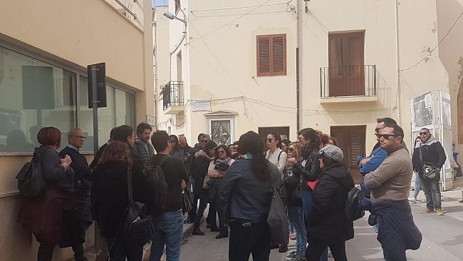 VIDEO – Operatori sociali in attesa dei soldi dal Comune. Arriveranno in prossimità delle elezioni Amministrative?