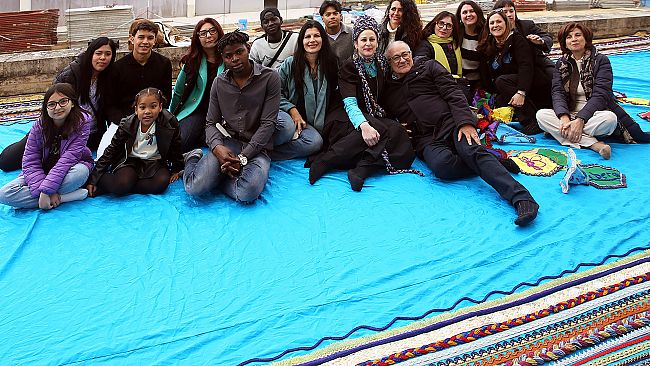 I beneficiari dei centri di Vita del SAI Marsala tessono l’arazzo della pace a Gibellina