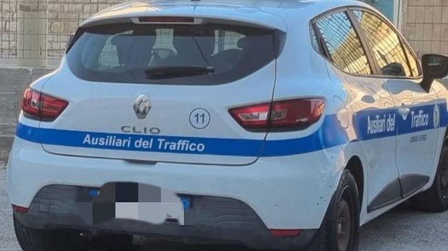 ​Ausiliari del traffico con l’auto della Polizia Locale di Erice, la sindaca: “Tutto regolare”
