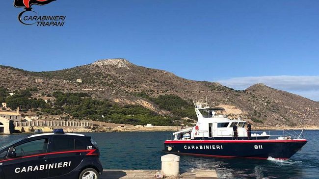 Trapani: si spara accidentalmente ad una mano. Carabinieri denunciano 3 persone