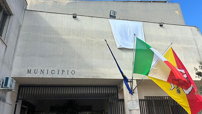 Petrosino espone un lenzuolo bianco: 