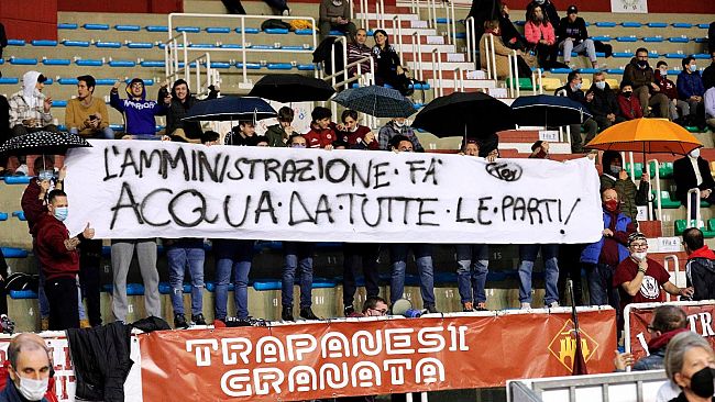 Al Pala Ilio piove dentro ma l'amministrazione comunale minimizza